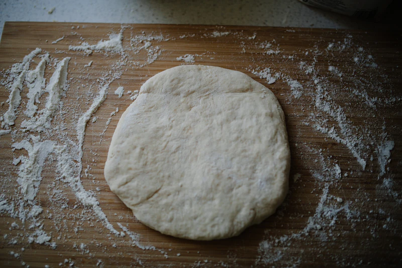 Disque de pâte posé sur une planche farinée